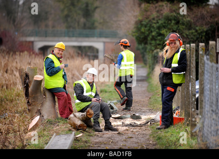 EINE WORK-PARTY AUS DEN COTSWOLD-KANÄLEN VERTRAUEN HABEN EINE PAUSE VON DER LICHTUNG BÄUME AUS DER TOW PATH AT STONEHOUSE ALS TEIL DER REST Stockfoto