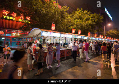 Exotische Speisen wie Schlange und Insekten für den Verkauf von Ständen, Donghuamen Yeshi Nachtmarkt, Peking, China Stockfoto