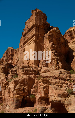 Das Aneisho Gestein schneiden Grab in einer Felswand in der antiken Stadt der Nabatäer von Petra Jordanien gehauen Stockfoto