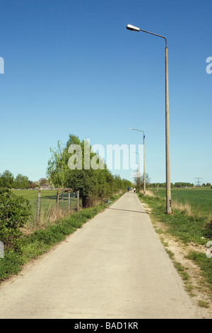 Berliner Mauerweg in Rudow, mit Patrouille Grenzstreifen und original DDR Beleuchtung, Berlin, Deutschland Stockfoto