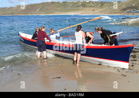 Sennen Cornwall die Besatzung des Bootes Cape Cornwall Pilot Gig vorbereiten, starten vom Sandstrand Sennen Cove Stockfoto