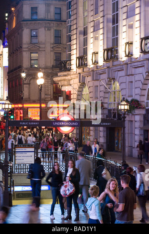 Massen zu Fuß durch Piccadilly Circus. Stockfoto