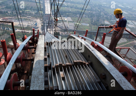 Inspektion der Hängebrücke Kabel Sattel während der Bauphase an Runyang Brücke in China derzeit die längste Brücke in China Stockfoto