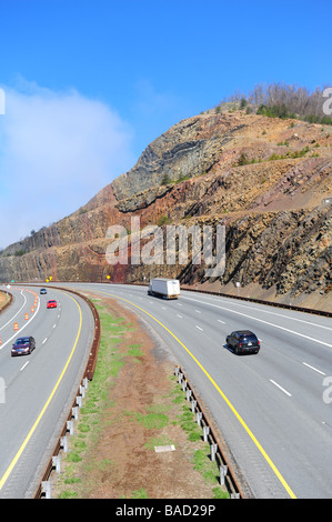 USA Maryland Washington County Seitwärtslaufen Hill Interstate Route 68 A Straße Schnitt macht Gesteinsschichten Stockfoto