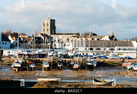 Blick auf Hafen von Shoreham, Shoreham von Meer, Sussex, mit der Norman Kirche von St Mary de Haura Stockfoto