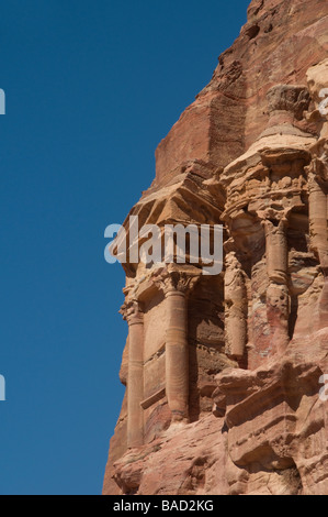 Felswand der alten nabatäischen Rock geschnitten Denkmal namens Urn Grab geschnitzt in Jabal al-Khubtha bei "Königsgräber" Petra Jordan Stockfoto