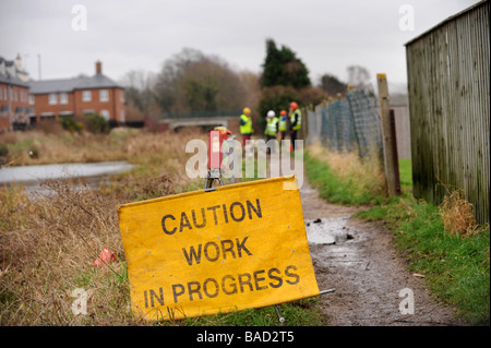 WARNZEICHEN FÜR EINE WORK-PARTY AUS DEN COTSWOLD-KANÄLEN VERTRAUEN CLEARING BÄUME AUS DER TOW PATH AT STONEHOUSE ALS BESTANDTEIL DER RESTO Stockfoto