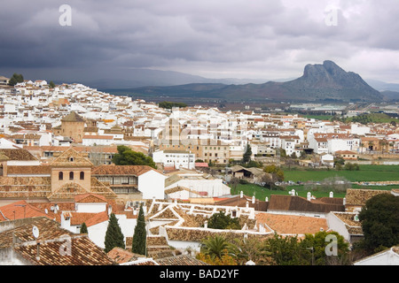 Antequera Malaga Provinz Costa del Sol Andalusien Spanien Blick über Stadt, Lovers Rock oder La Peña de Los Enamorados Stockfoto