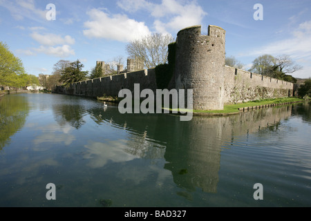 Stadt der Brunnen, England. Malerische sonnigen Blick auf den Wassergraben und Süd-West-Turm der Bischofspalast Wände in Brunnen. Stockfoto