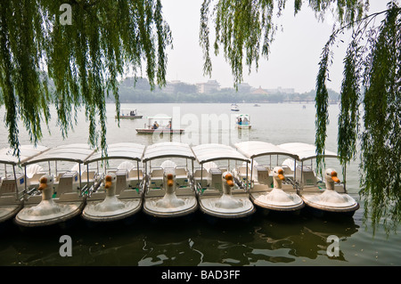 Ente unter dem Motto paddly Boote transportieren Wochenende Besucher, Beihai-Park, Peking, China Stockfoto