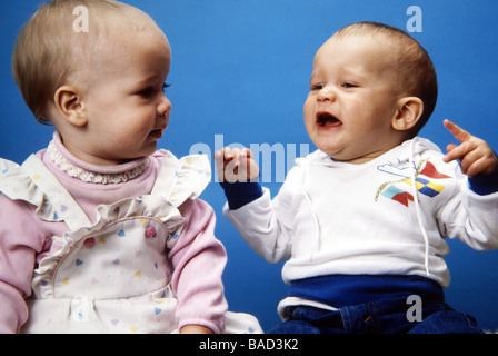 Mädchen beobachten junge Schrei Stockfoto