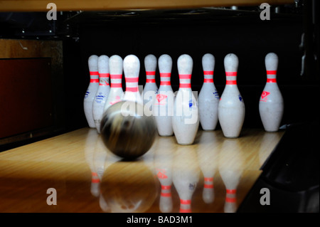 Schwarzen Bowling Ball trifft weiß Bowling-Pins Stockfoto