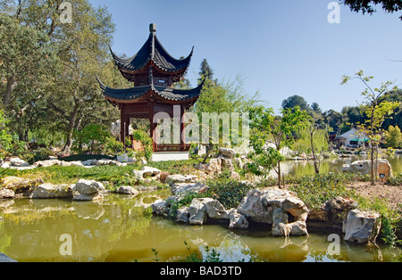 Chinesischer Garten mit Pagode und den See. Stockfoto