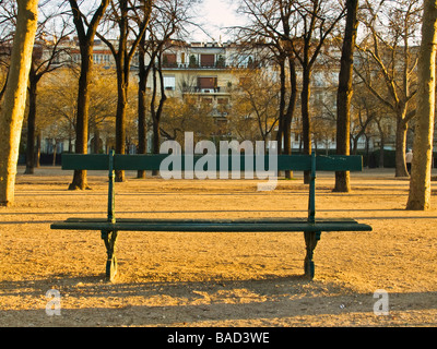 Leere Bank in den frühen Morgenstunden Licht einen park Stockfoto