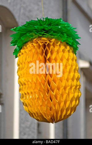 Ananas-Form Papierlaternen außerhalb Chinese Restaurant in Londons Chinatown, London, UK Stockfoto