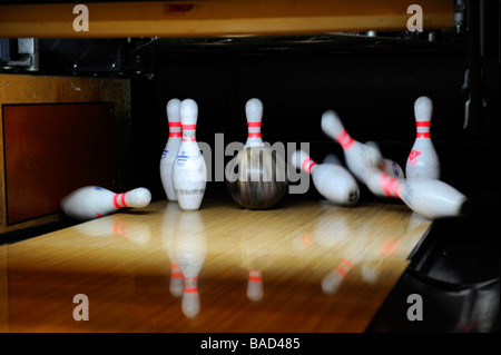 Schwarzen Bowling Ball trifft weiß Bowling-Pins Stockfoto