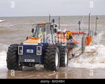 START DES ATLANTISCHEN 75 ILB VOM STRAND MIT TRAKTOR HAPPISBURGH NORFOLK EAST ANGLIA ENGLAND UK Stockfoto