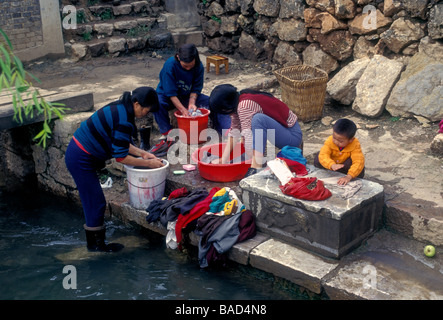 Chinesen, Wäsche waschen im Canal, Altstadt, Lijiang, Yunnan, China, Asien Stockfoto