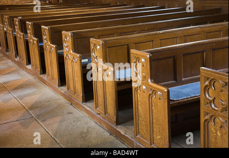 Innenraum Kirche Detail Reihe von Holzbänke an der St. Oswald Kirche Arncliffe Littondale Yorkshire Dales UK Stockfoto