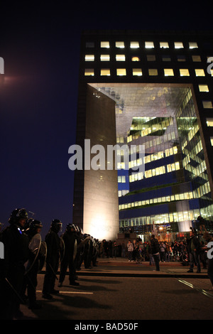 Polizei Aufruhr Linie in der Nähe von London Bridge am G20-Unruhen Stockfoto