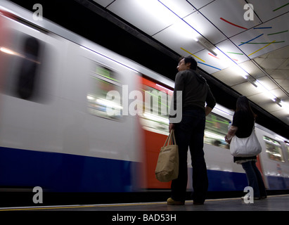 Pendler auf eine u-Bahn-Bahnsteig. Stockfoto