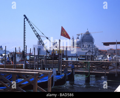 Bau und Restaurierung in Venedig Kräne und Gerüste auf Santa Maria della Salute und Dogana Venedig Veneto Italien Stockfoto
