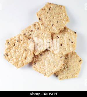 Multi-Korn Cracker auf weiß. Stockfoto