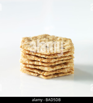 Multi-Korn Cracker auf weiß. Stockfoto