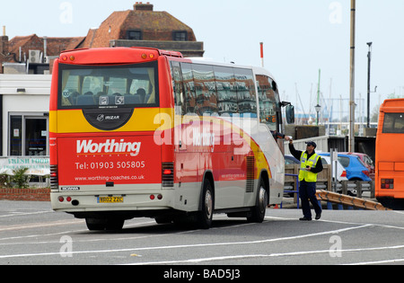 Einschiffung auf ein Wightlink Fähre bei Portsmouth England Südengland Urlaub-Trainer Stockfoto