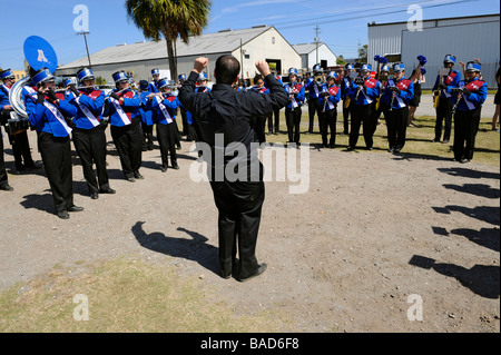 High School Bandmitglieder Praxis mit Band Director bei Strawberry Festival Parade Plant City Florida Stockfoto