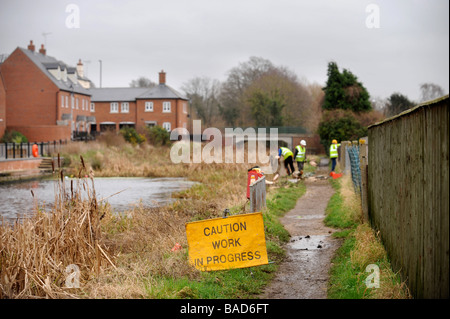 EINE WORK-PARTY AUS DEN COTSWOLD-KANÄLEN VERTRAUEN CLEARING BÄUME AUS DEM LEINPFAD IN STONEHOUSE ALS TEIL DER WIEDERHERSTELLUNG FUNKTIONIERT AUF T Stockfoto