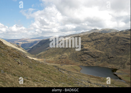 Blick vom Teil des Weges bis großen Giebel zeigt landschaftlich Tarn Lake District Nationalpark Cumbria England UK April 2009 Stockfoto