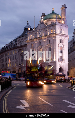 Verkehr durch die Allianz Leben Büro befindet sich am Piccadilly Circus Zoomen Stockfoto