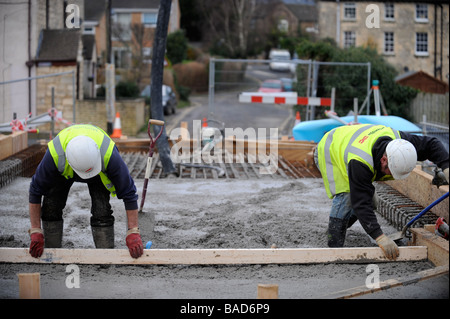 ARBEITER, DIE NIVELLIERUNG MIT ÖL MÜHLEN BRÜCKE IN DER NÄHE VON STONEHOUSE ALS TEIL DER WIEDERHERSTELLUNG AUF STROUDWATER NAVIGA FUNKTIONIERT KONKRETE GEPUMPT Stockfoto