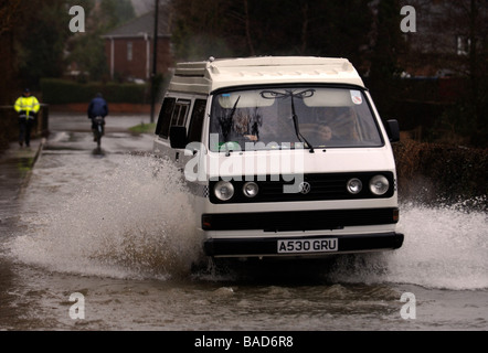 EIN WOHNMOBIL VERHANDELT HOCHWASSER IM DORF STEINHAUS IN DER NÄHE VON STROUD GLOUCESTERSHIRE JAN 2008 Stockfoto