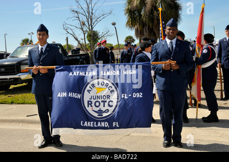 Air Force Junior ROTC-Mitglieder mit Banner am Strawberry Festival Parade Plant City Florida Stockfoto