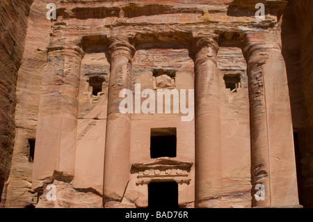 Felswand der alten nabatäischen Rock geschnitten Denkmal namens Urn Grab geschnitzt in Jabal al-Khubtha bei "Königsgräber" Petra Jordan Stockfoto