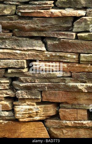 Trockenen Steinmauer in der Frühlingssonne mit Flechten und Eisen Puigment im Stein Stockfoto