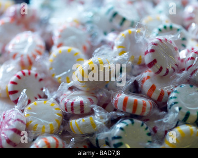 Eine Nahaufnahme von Süßigkeiten in einem Geschäft vor Fenster. Stockfoto
