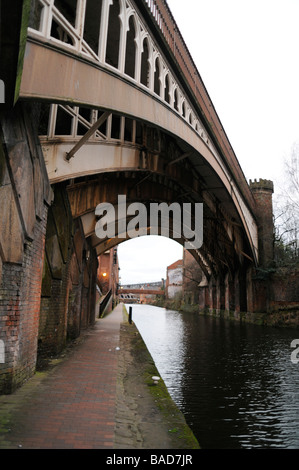 Alten viktorianischen Brücke über Bridgewater Kanal, Castlefield, Manchester Stockfoto