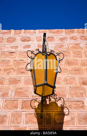 Wandleuchte befestigt an einer bunten Wand Osian Camel Camp, Osian, Rajasthan, Indien Stockfoto