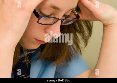 Schulmädchen, die Konzentration auf Arbeit Stockfoto