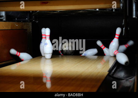 Schwarzen Bowling Ball trifft weiß Bowling-Pins Stockfoto