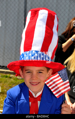 Weißer Junge mit Uncle Sam Hut auf patriotische schweben im Strawberry Festival Parade Plant City Florida Stockfoto