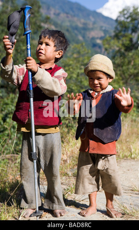 Dorfkinder auf dem Annapurna Sanctuary trekking trail Stockfoto