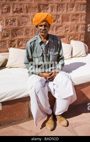 Mann mit bunten Safran Turban Osian Camel Camp, Osian, Rajasthan, Indien Stockfoto