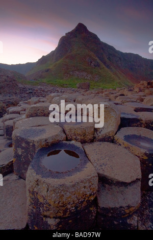Die Giants Causeway in County Antrim 30 Minuten vor Sonnenaufgang Stockfoto