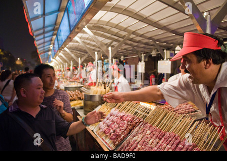 Exotische Speisen wie Schlange und Insekten für den Verkauf von Ständen, Donghuamen Yeshi Nachtmarkt, Peking, China Stockfoto