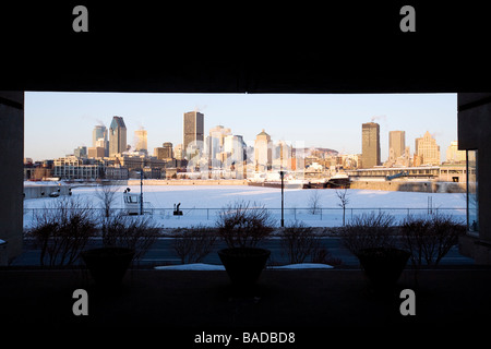 Kanada, Provinz Quebec, Montreal, Vieux Montreal (Old Montreal District), den gefrorenen Vieux Port (Alter Hafen) und Innenstadt Stockfoto