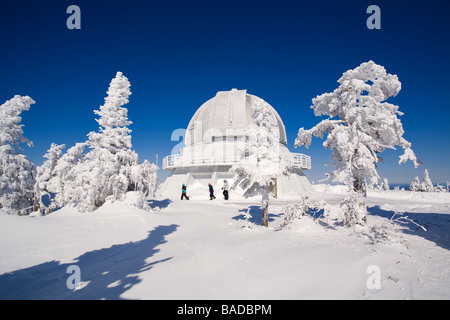 Kanada, Provinz Quebec, Estrie Region Nationalpark Mont Megantic, Wanderer vor dem Schnee bedeckt astronomische Stockfoto